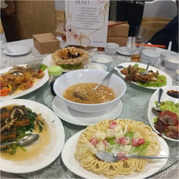 Hall Room 1 Golden Leaf